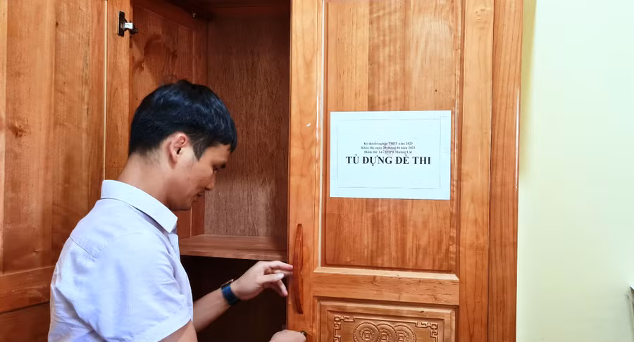 Kiểm tra tủ đựng đề thi ở Điểm thi Trường THPT Mường Lát. Ảnh: HĐ.