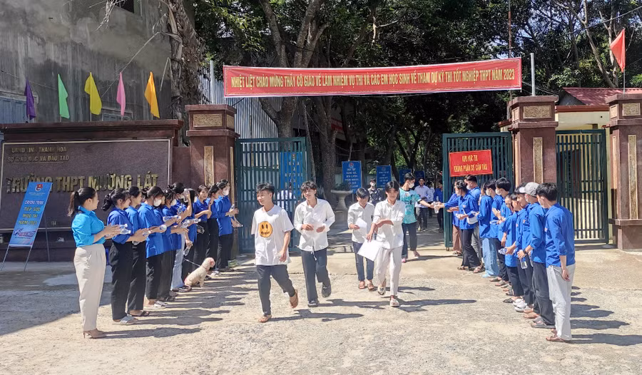 Thí sinh tại điểm thi Trường THPT Mường Lát (Thanh Hóa) khá thoải mái sau khi kết thúc môn thi Ngữ văn. Ảnh: Thế Lượng.