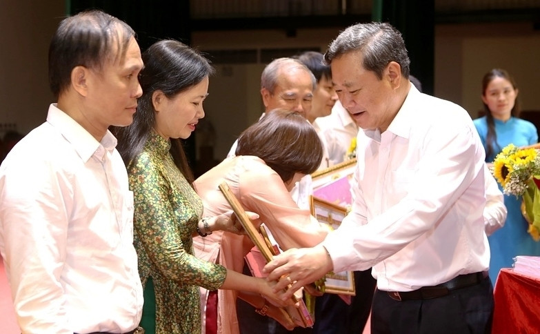 Lãnh đạo TP Thanh Hóa trao thưởng cho các tập thể có thành tích xuất sắc. Ảnh: TL.