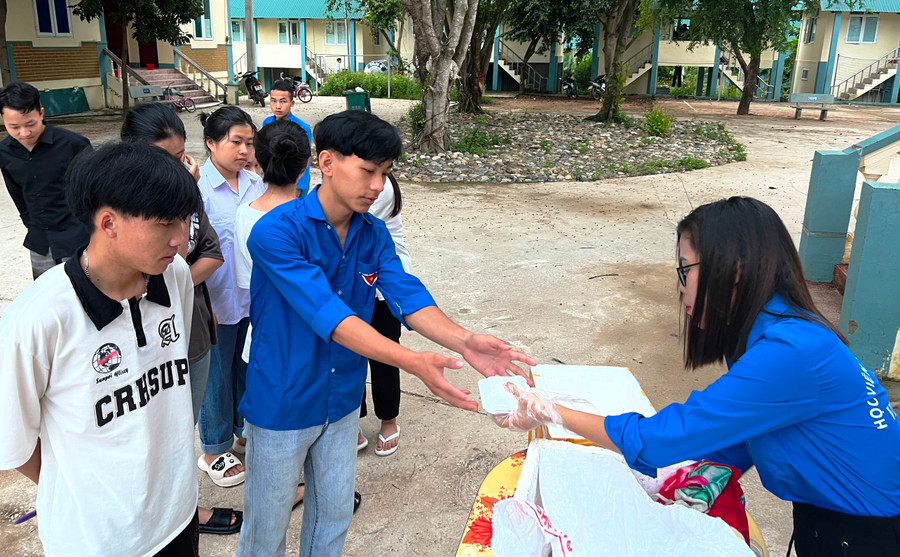 Thí sinh ở Làng học sinh Mường Lát (Thanh Hóa) nhận suất ăn sáng do Thanh niên tình nguyện hỗ trợ miễn phí. Ảnh: Thế Lượng.