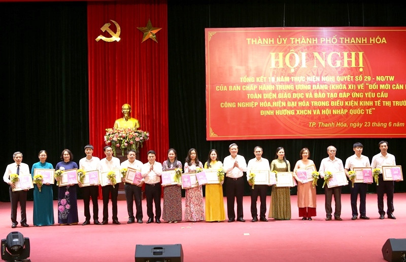 Công tác khen thưởng tại Hội nghị. Ảnh: TL.