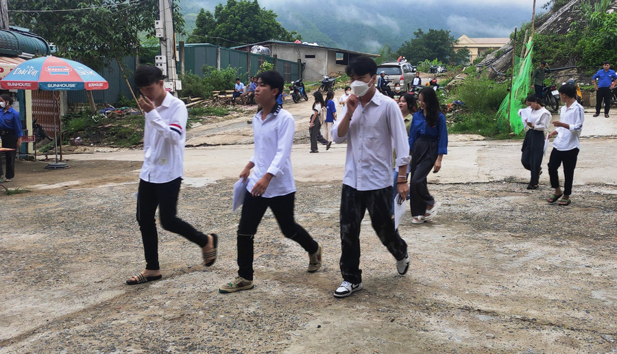 Thí sinh đến Điểm thi Trường THPT Mường Lát (Thanh Hóa) để bước vào buổi thi thứ 2. Ảnh: Thế Lượng. Thí sinh đến Điểm thi Trường THPT Mường Lát (Thanh Hóa) để bước vào buổi thi thứ 2. Ảnh: Thế Lượng.