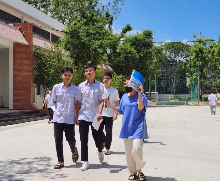 Đề thi vừa sức, thí sinh vui sau khi hoàn thành bài thi tổ hợp ảnh 59