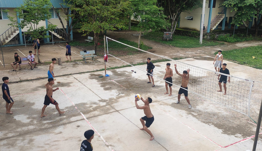 Thí sinh nam thoải mái chơi bóng chuyền hơi ở Làng học sinh Mường Lát (Tahnh Hóa) trước ngày thi. Ảnh: Thế Lượng.