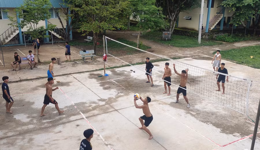 Thí sinh nam thoải mái chơi bóng chuyền hơi ở Làng học sinh Mường Lát (Tahnh Hóa) trước ngày thi. Ảnh: Thế Lượng.