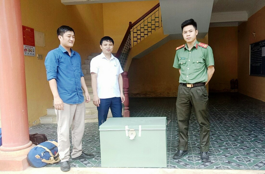 Ông Lê Văn Thanh - Điểm trưởng (áo trắng) và lực lượng công an đưa đề thi về Điểm thi Trường THPT Lê Lợi, huyện Thọ Xuân (Thanh Hóa). Ảnh: HĐ. Ông Lê Văn Thanh - Điểm trưởng (áo trắng) và lực lượng công an đưa đề thi về Điểm thi Trường THPT Lê Lợi, huyện Thọ Xuân (Thanh Hóa). Ảnh: HĐ.