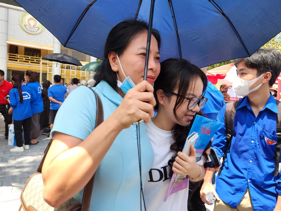 Thí sinh được người thân đón, sau khi ra khỏi phòng thi. Thí sinh được người thân đón, sau khi ra khỏi phòng thi.