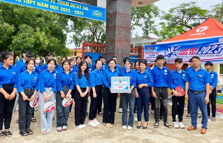 Chị Phùng Tố Linh - Phó Bí thư Tỉnh đoàn Thanh Hóa (người đeo kính) tặng quà động viên lực lượng Thanh niên tình nguyện "Tiếp sức mùa thi năm 2023". Ảnh: Tỉnh đoàn Thanh Hóa.