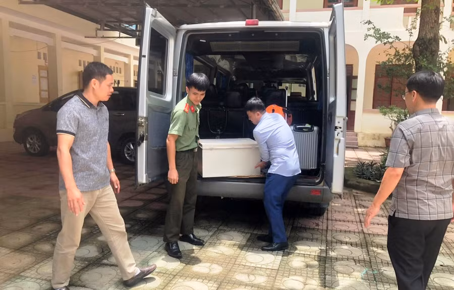 Đề thi được vận chuyển an toàn tuyệt đối về Điểm thi Trường THPT Quan Hóa (Thanh Hóa). Ảnh: HĐ.