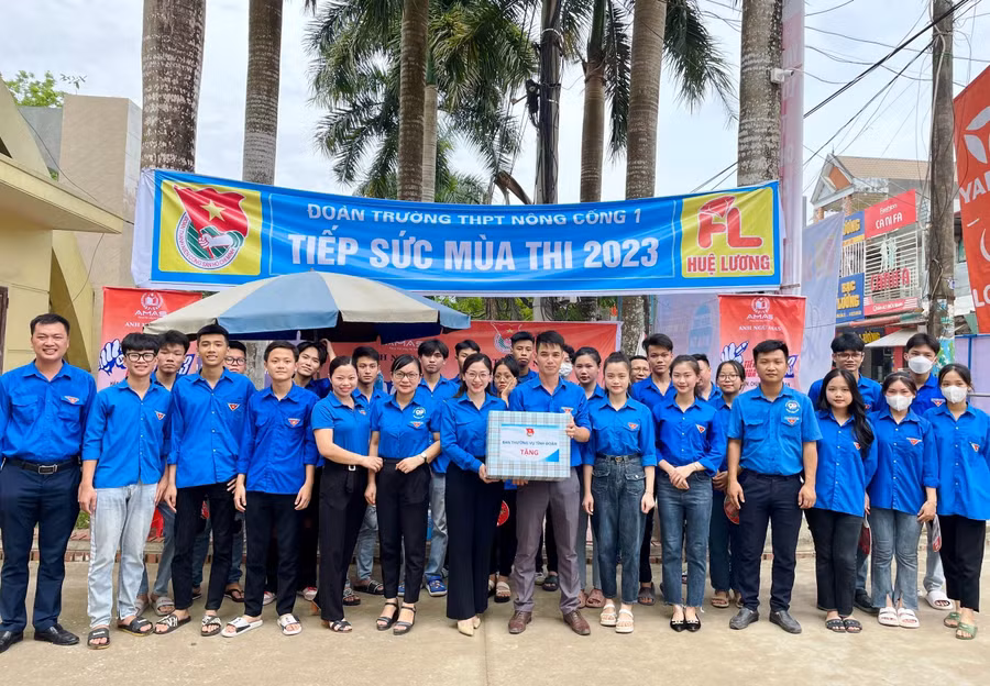 Phó Bí thư Tỉnh đoàn Thanh Hóa Phùng Tố Linh tặng quà động viên lực lượng thanh niên tình nguyện. Ảnh: Tỉnh đoàn Thanh Hóa.