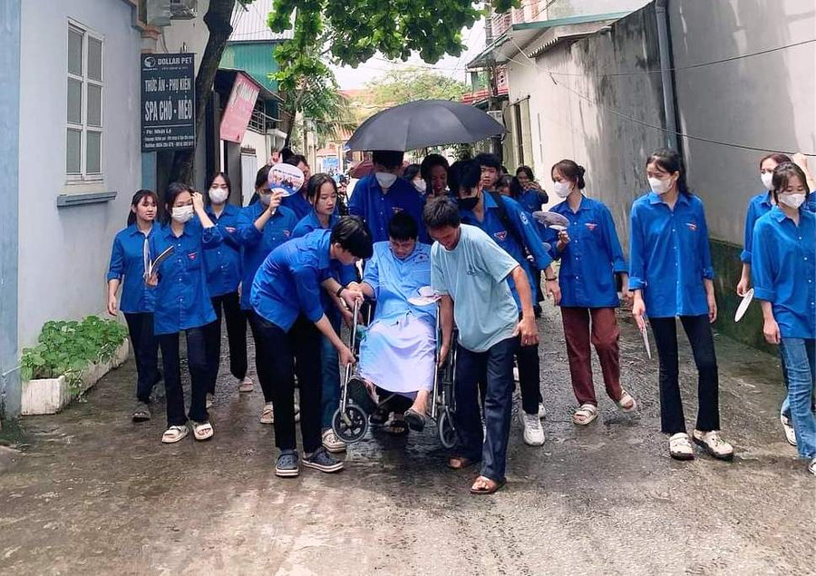 Lực lượng thanh niên tình nguyện ở Thanh Hóa hỗ trợ 1 thí sinh bị tai nạn và đang điều trị ở bệnh viện đến phòng thi. Lực lượng thanh niên tình nguyện ở Thanh Hóa hỗ trợ 1 thí sinh bị tai nạn và đang điều trị ở bệnh viện đến phòng thi.