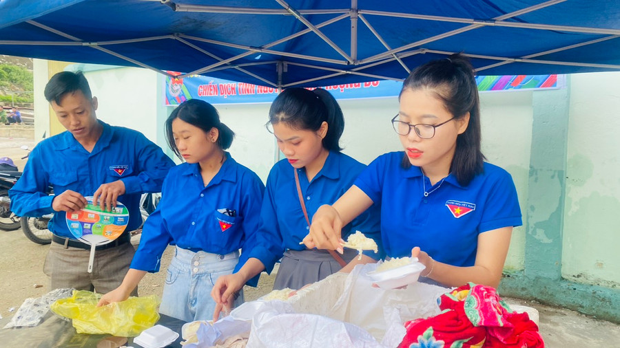 Thanh niên tình nguyện ở Mường Lát (Thanh Hóa) chuẩn bị xôi để phát miễn phí cho thí sinh vào sáng sớm 28/6. Ảnh: Thế Lượng.