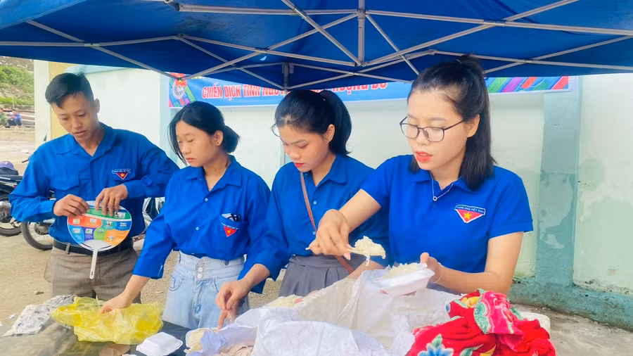 Thanh niên tình nguyện ở Mường Lát (Thanh Hóa) chuẩn bị xôi để phát miễn phí cho thí sinh vào sáng sớm 28/6. Ảnh: Thế Lượng. Thanh niên tình nguyện ở Mường Lát (Thanh Hóa) chuẩn bị xôi để phát miễn phí cho thí sinh vào sáng sớm 28/6. Ảnh: Thế Lượng.