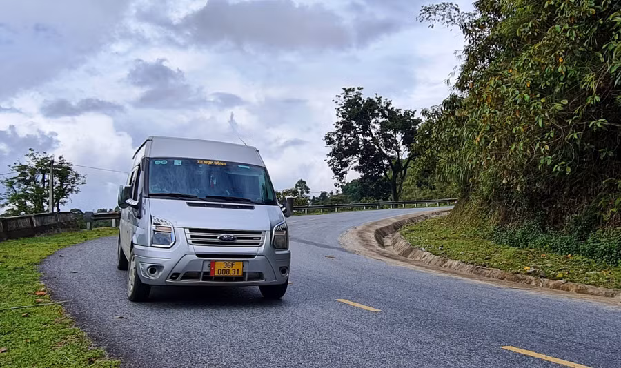Xe vận chuyển đề thi lên huyện vùng cao, biên giới Mường Lát (Thanh Hóa). Ảnh: HĐ.