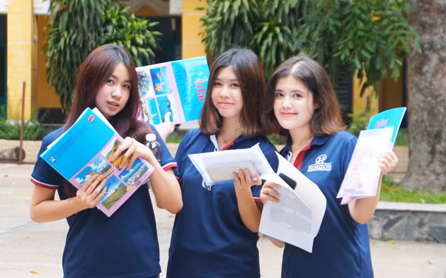 Thí sinh tại điểm thi THPT Trưng Vương, Quận 1, TPHCM sau khi hoàn thành Kỳ thi tốt nghiệp THPT năm 2023. Ảnh: Mạnh Tùng