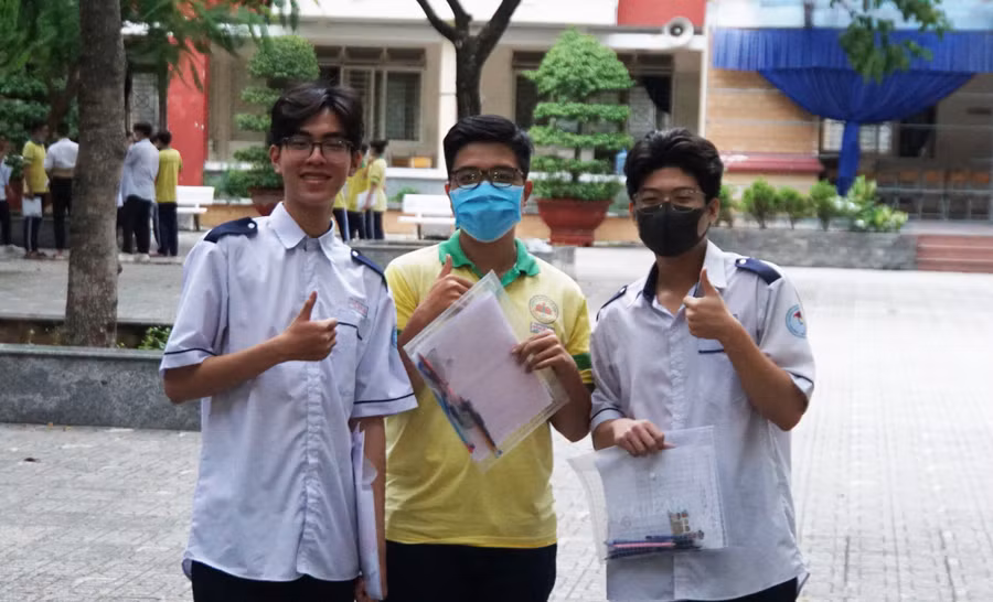 Thí sinh tại điểm thi THPT Thủ Thiêm, TP Thủ Đức, TPHCM sau khi hoàn thành Kỳ thi tốt nghiệp THPT năm 2023. Ảnh: Mạnh Tùng