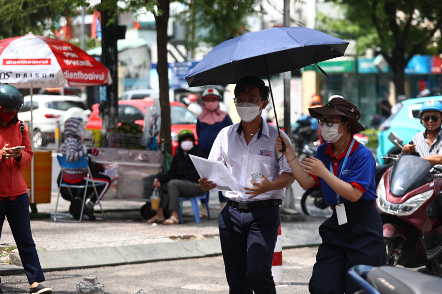 Thí sinh đến điểm thi Trường THPT Võ Thị Sáu, Quận Bình Thạnh, TPHCM. Ảnh: Mạnh Tùng