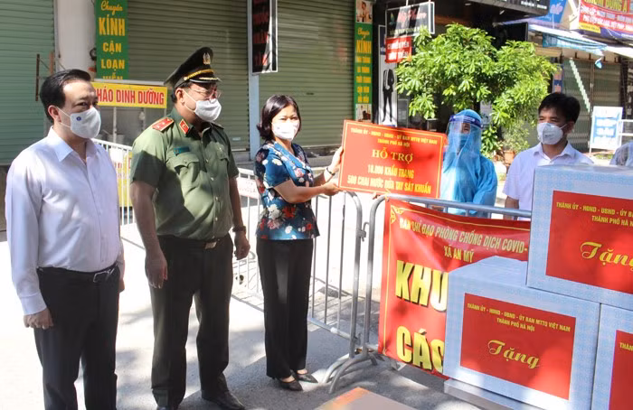 Phó Bí thư Thường trực Thành ủy Nguyễn Thị Tuyến trao quà hỗ trợ công tác phòng chống dịch Covid-19 cho xã An Mỹ