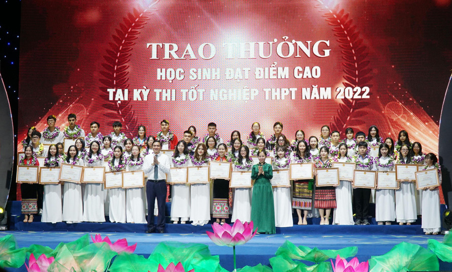 Ông Hoàng Nghĩa Hiếu - Phó Bí thư Tỉnh ủy Nghệ An và bà Võ Thị Minh Sinh - Chủ tịch MTTQ tỉnh Nghệ An trao thưởng cho học sinh đạt điểm cao thi Tốt nghiệp THPT năm 2022. Ông Hoàng Nghĩa Hiếu - Phó Bí thư Tỉnh ủy Nghệ An và bà Võ Thị Minh Sinh - Chủ tịch MTTQ tỉnh Nghệ An trao thưởng cho học sinh đạt điểm cao thi Tốt nghiệp THPT năm 2022.