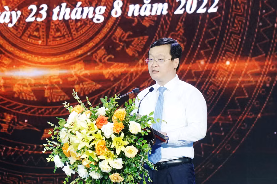 Ông Nguyễn Đức Trung - Chủ tịch UBND tỉnh Nghệ An chúc mừng và biểu dương những thành tích xuất sắc mà học sinh, giáo viên của tỉnh đã đạt được trong năm học vừa qua.