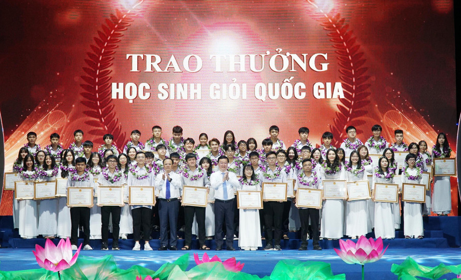 Mặc dù trải qua một năm học nhiều khó khăn, vất vả nhưng học sinh Nghệ An vẫn giành nhiều giải cao tại các kỳ thi HSG quốc gia, giữ vững tốp đầu cả nước. Mặc dù trải qua một năm học nhiều khó khăn, vất vả nhưng học sinh Nghệ An vẫn giành nhiều giải cao tại các kỳ thi HSG quốc gia, giữ vững tốp đầu cả nước.