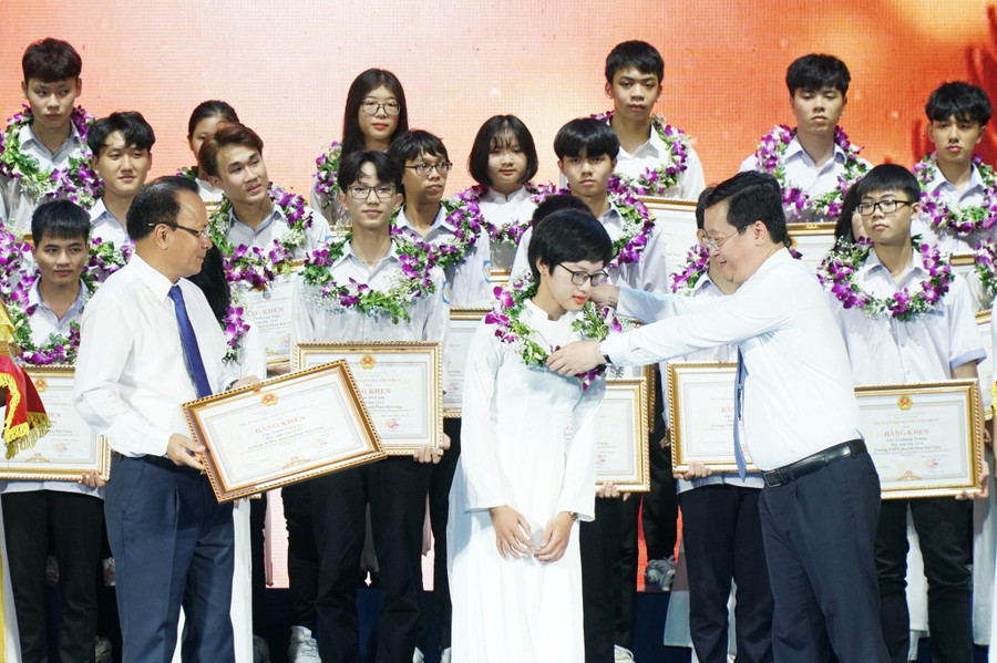 Ông Nguyễn Đức Trung - Chủ tịch UBND và ông Nguyễn Nam Đình - Phó Chủ tịch Thường trực HĐND tỉnh Nghệ An khen thưởng học sinh đạt giải các kỳ thi quốc gia. Ông Nguyễn Đức Trung - Chủ tịch UBND và ông Nguyễn Nam Đình - Phó Chủ tịch Thường trực HĐND tỉnh Nghệ An khen thưởng học sinh đạt giải các kỳ thi quốc gia.