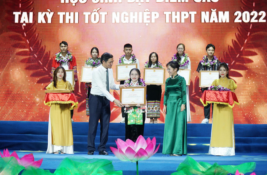 Lãnh đạo tỉnh Nghệ An biểu dương và khen thưởng học sinh là người dân tộc thiểu số đạt điểm cao tại Kỳ thi Tốt nghiệp THPT năm 2022. Lãnh đạo tỉnh Nghệ An biểu dương và khen thưởng học sinh là người dân tộc thiểu số đạt điểm cao tại Kỳ thi Tốt nghiệp THPT năm 2022.