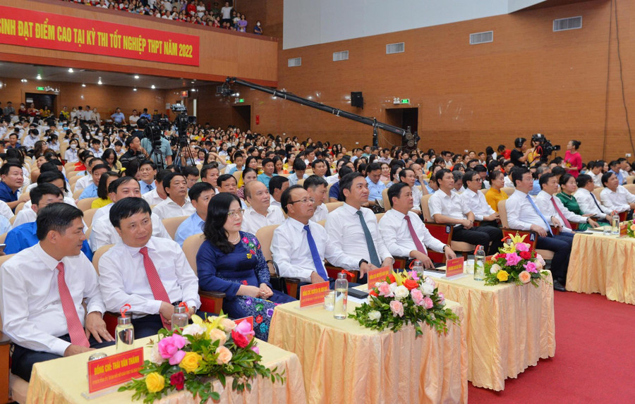 Các đại biểu tham gia Lễ tuyên dương, trao thưởng học sinh quốc tế, quốc gia, đạt điểm cao thi Tốt nghiệp THPT năm học 2021-2022. Các đại biểu tham gia Lễ tuyên dương, trao thưởng học sinh quốc tế, quốc gia, đạt điểm cao thi Tốt nghiệp THPT năm học 2021-2022.