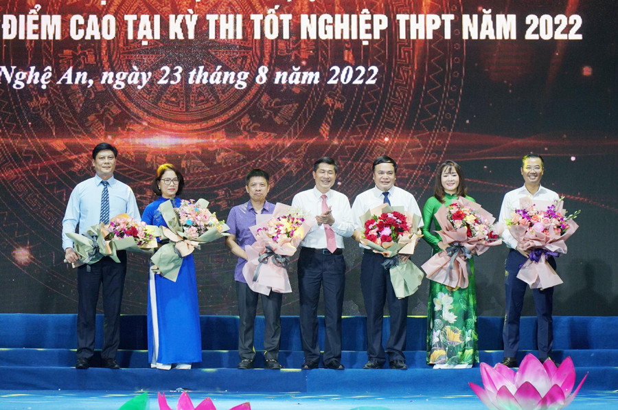 Ông Thái Văn Thành - Giám đốc Sở GD&ĐT Nghệ An tặng hoa cảm ơn các nhà tài trợ đã trao quà động viên học sinh và đồng hành cùng ngành giáo dục tỉnh. Ông Thái Văn Thành - Giám đốc Sở GD&ĐT Nghệ An tặng hoa cảm ơn các nhà tài trợ đã trao quà động viên học sinh và đồng hành cùng ngành giáo dục tỉnh.