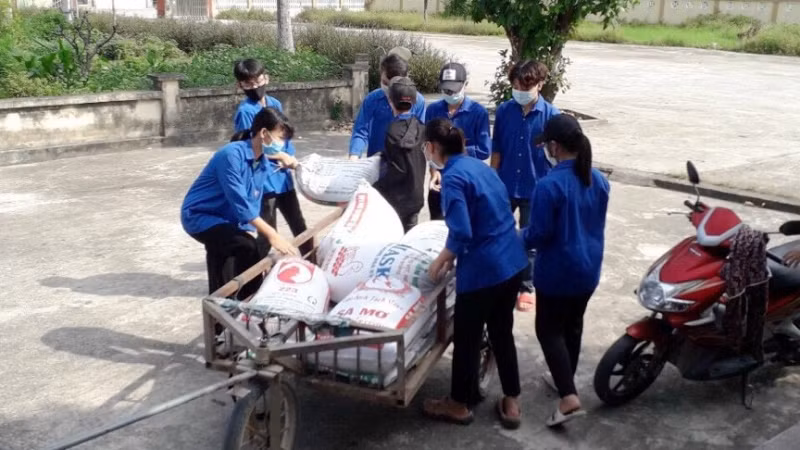 Những bao nhu yếu phẩm được lực lượng Thanh niên kêu gọi người dân hỗ trợ.