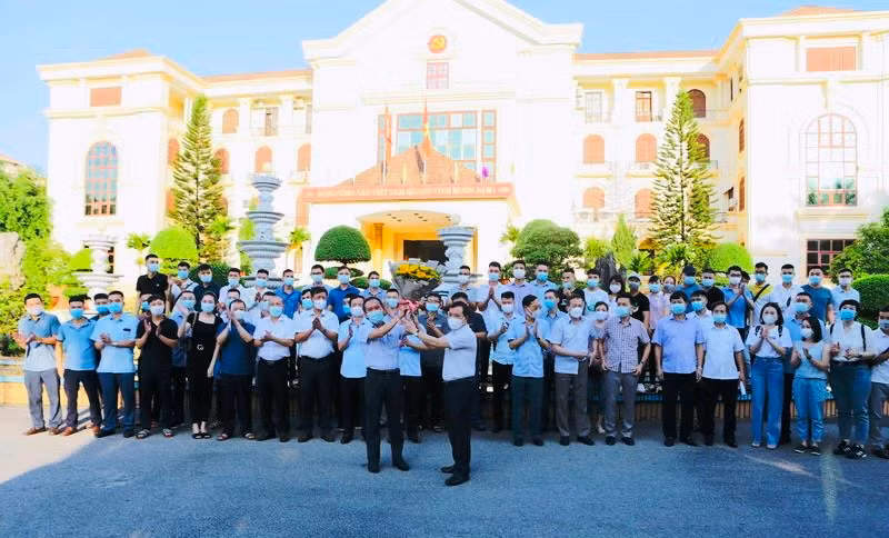 Đoàn cán bộ y tế tỉnh Thanh Hóa chụp ảnh trước khi lên đường làm nhiệm vụ. Ảnh: Bệnh viện Đa khoa Thanh Hóa cung cấp.