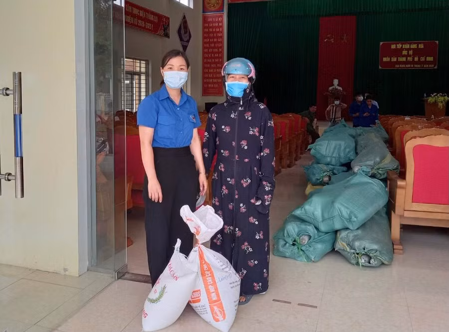 Người dân quyên góp thực phẩm khô.