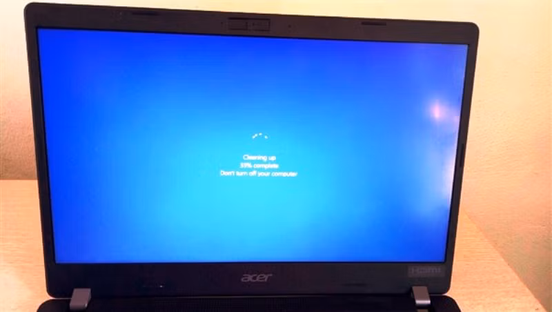 Chiếc máy tính xách tay nhãn hiệu Acer, thuộc diện thiết bị dạy học được cấp về các nhà trường, có biểu hiện khởi động rất chậm chạp.