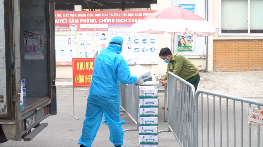 Sáng ngày 05/02, Vinamilk đã trao tặng hơn 120 thùng sữa và nhiều hộp quà tết đến với các em học sinh trường Xuân Phương (Hà Nội)