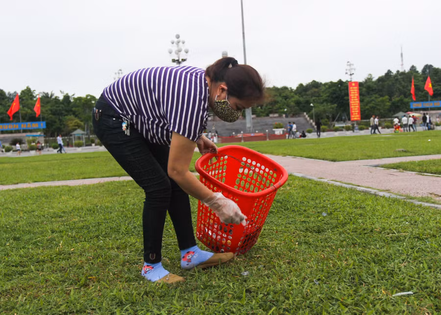 Người dân sống gần đó cũng mang sọt rác ra để thu dọn sạch sẽ khu vực quảng trường
