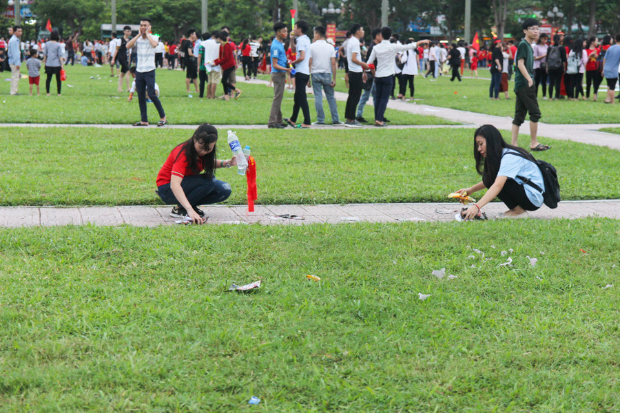 Nhiều người bỏ về trước, còn một số bạn đã nán lại tham gia nhặt rác
