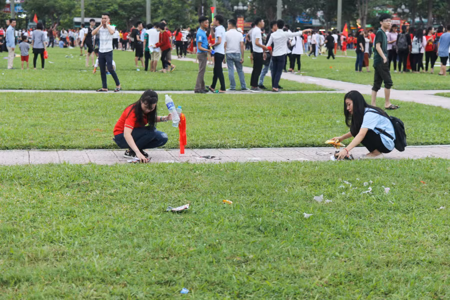 Nhiều người bỏ về trước, còn một số bạn đã nán lại tham gia nhặt rác