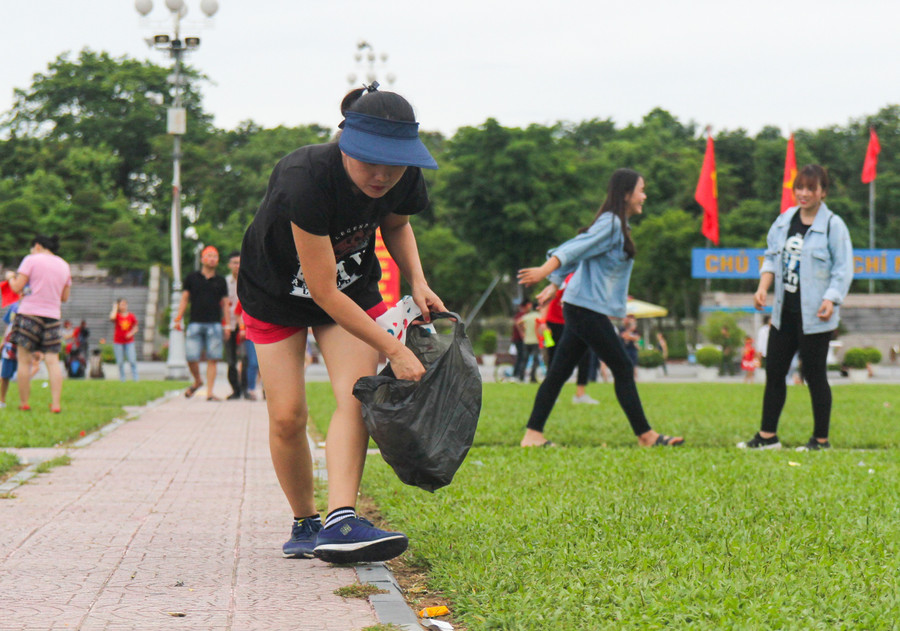 Dọn rác ở các lối đi, vệ cỏ