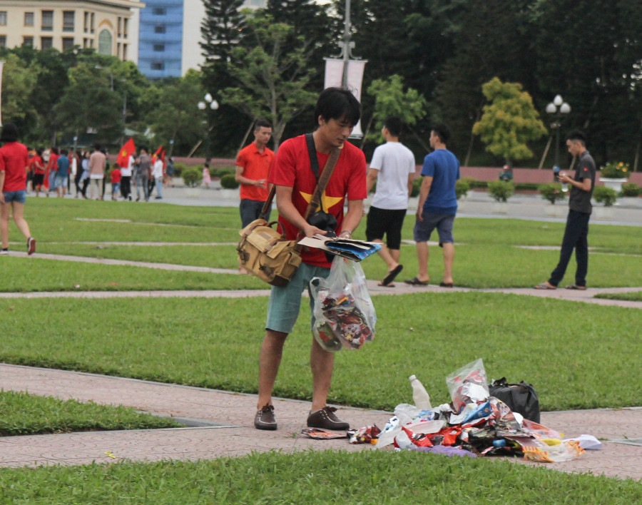 Mỗi người một tay giúp làm sạch Quảng trường Hồ Chí Minh