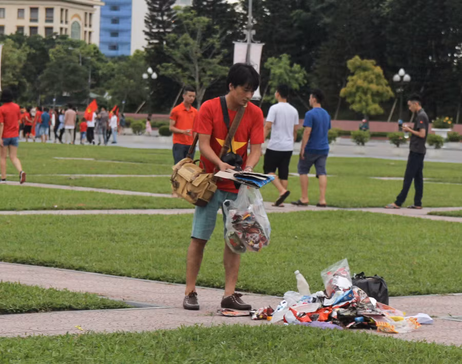 Mỗi người một tay giúp làm sạch Quảng trường Hồ Chí Minh