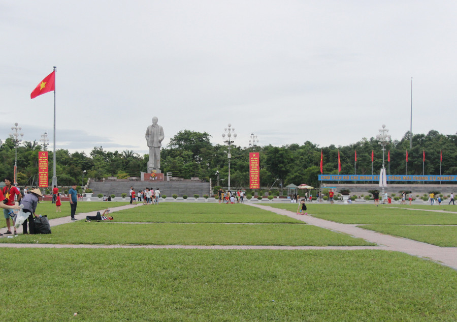 Chỉ một lát sau, Quảng trường Hồ Chí Minh đã sạch sẽ trở lại