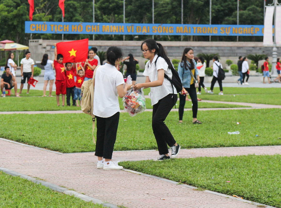 Nhặt rác và bỏ vào túi bóng