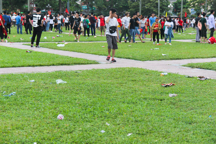 Khá nhiều rác bị bỏ lại sau khi trận bóng kết thúc