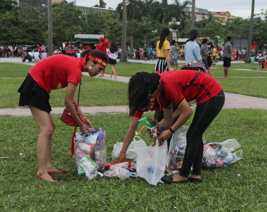 Qua hành động này các bạn trẻ mong muốn nhiều người có ý thức giữ gìn vệ sinh nơi công cộng