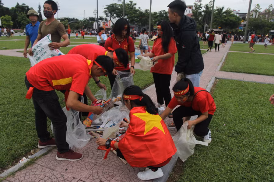 Cho rác vào các túi bóng để đưa đến bỏ đúng nơi quy định