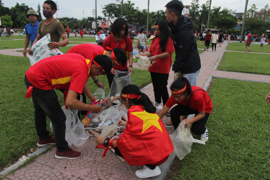 Cho rác vào các túi bóng để đưa đến bỏ đúng nơi quy định