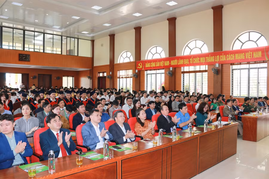 Các đại biểu tham gia lễ khai giảng năm học 2020 - 2021 tại Trường ĐH Sư phạm Kỹ thuật Vinh