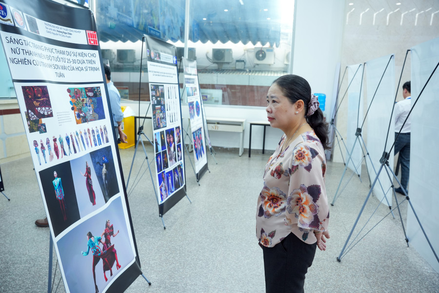 Triển lãm đồ án tốt nghiệp khối ngành Mỹ thuật ứng dụng của sinh viên. Ảnh: NTTU Triển lãm đồ án tốt nghiệp khối ngành Mỹ thuật ứng dụng của sinh viên. Ảnh: NTTU