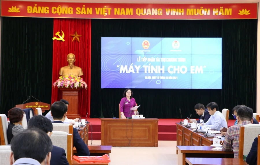 Lễ tiếp nhận tài trợ Chương trình “ Máy tính cho em”. Ảnh: Đình Tuệ