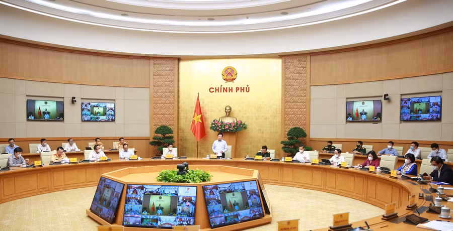 Phó Thủ tướng đề nghị các bộ, ngành, địa phương, tập trung thực hiện có hiệu quả Chỉ thị số 18 của Ban Bí thư; Nghị quyết số 12 của Chính phủ về tăng cường bảo đảm trật tự an toàn giao thông và chống ùn tắc giao thông giai đoạn 2019-2021 và Kế hoạch năm an toàn giao thông năm 2021. Ảnh: VGP/Hải Minh